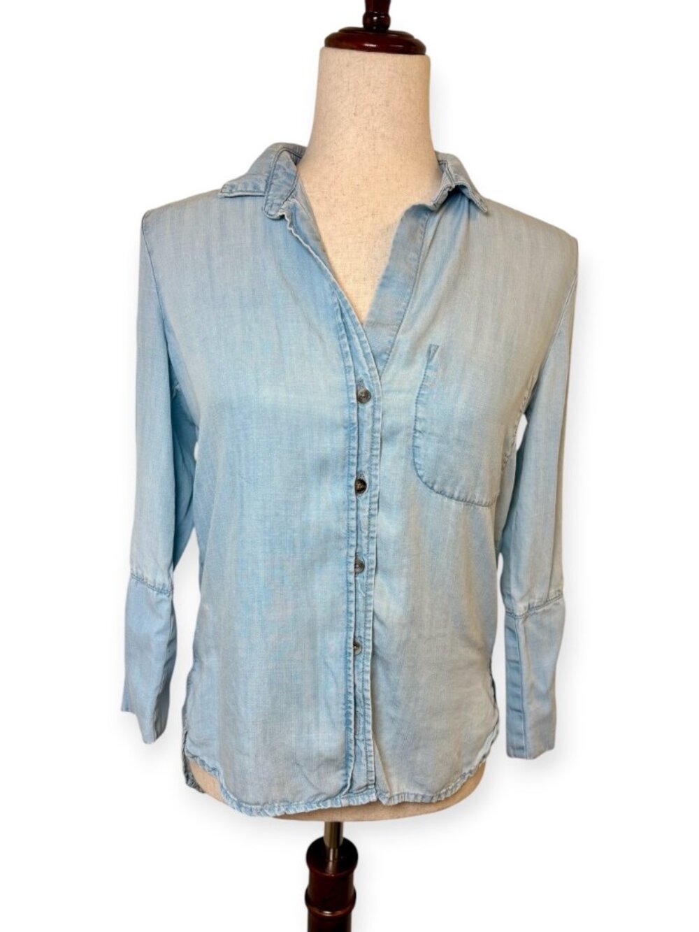 Cloth & Stone Light Wash Chambray Button Down Shirt Size Extra Small